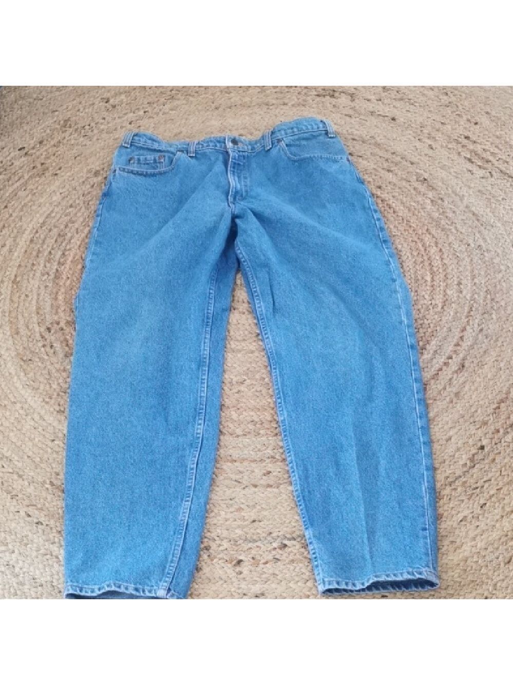 Vintage Levis medium wash 90s mens jeans. Size 38/32. Unisex